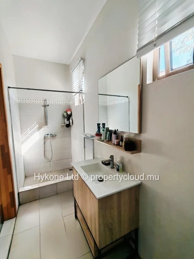 Apartment For Sale In Albion (3-Story Building)