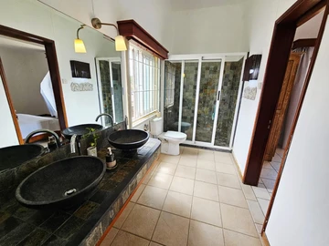 5 Bedroom Villa
