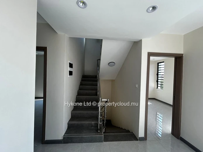 New Villa For Sale In Pereybere