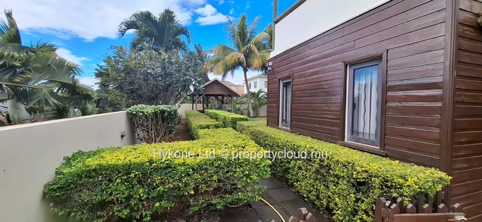 Villa For Sale In Albion