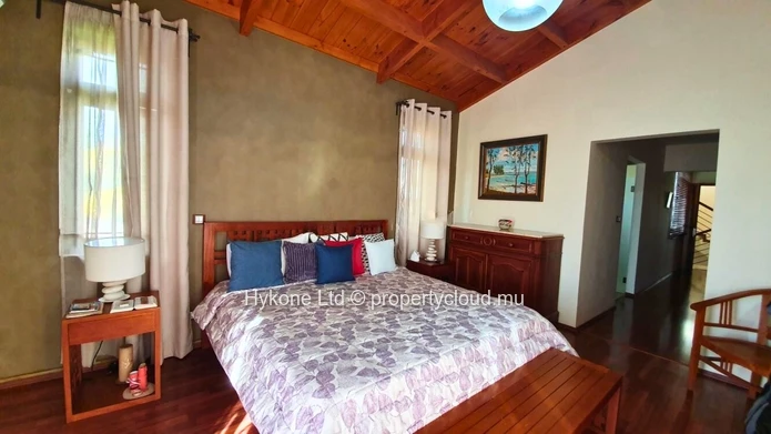 Villa For Sale In Albion