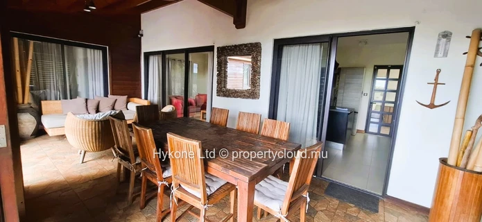 Villa For Sale In Albion