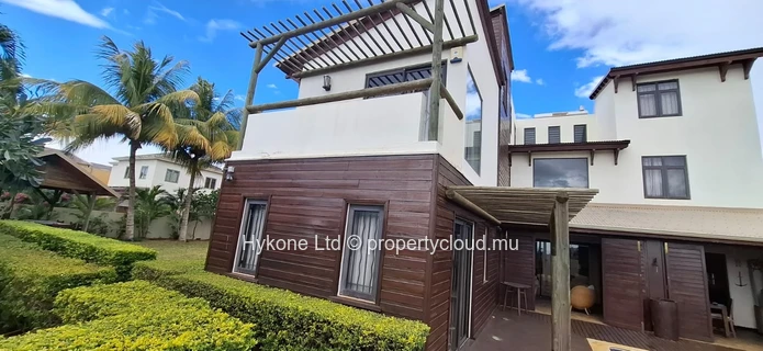 Villa For Sale In Albion