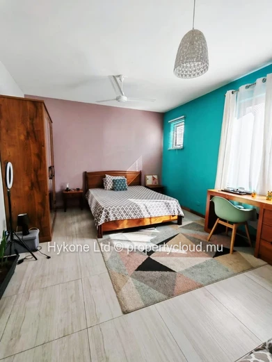 Apartment For Sale In Albion (3-Story Building)