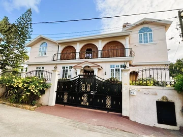 6 Bedroom House