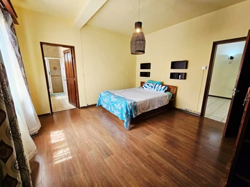 5 Bedroom Villa